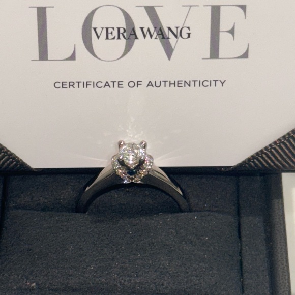 Vera Wang Love Engagement Ring - Picture 7 of 8